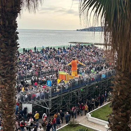 Sea View By The Beach, Centre, Seafront, Parking דירה מנטון