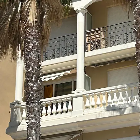 Sea View By The Beach, Centre, Seafront, Parking דירה